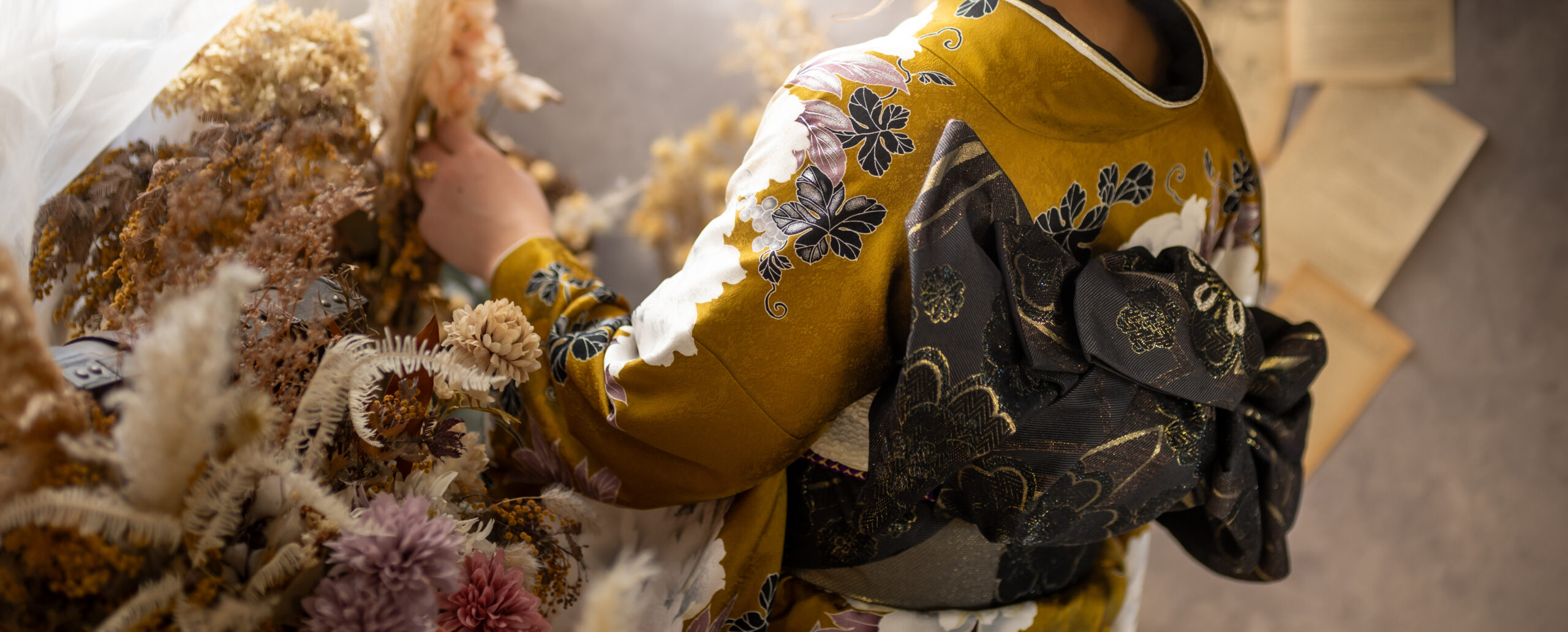 淡いピンクの振袖と華やかな帯の後ろ姿を神社で撮影した成人式前撮り|大分 Photostudio PASSION