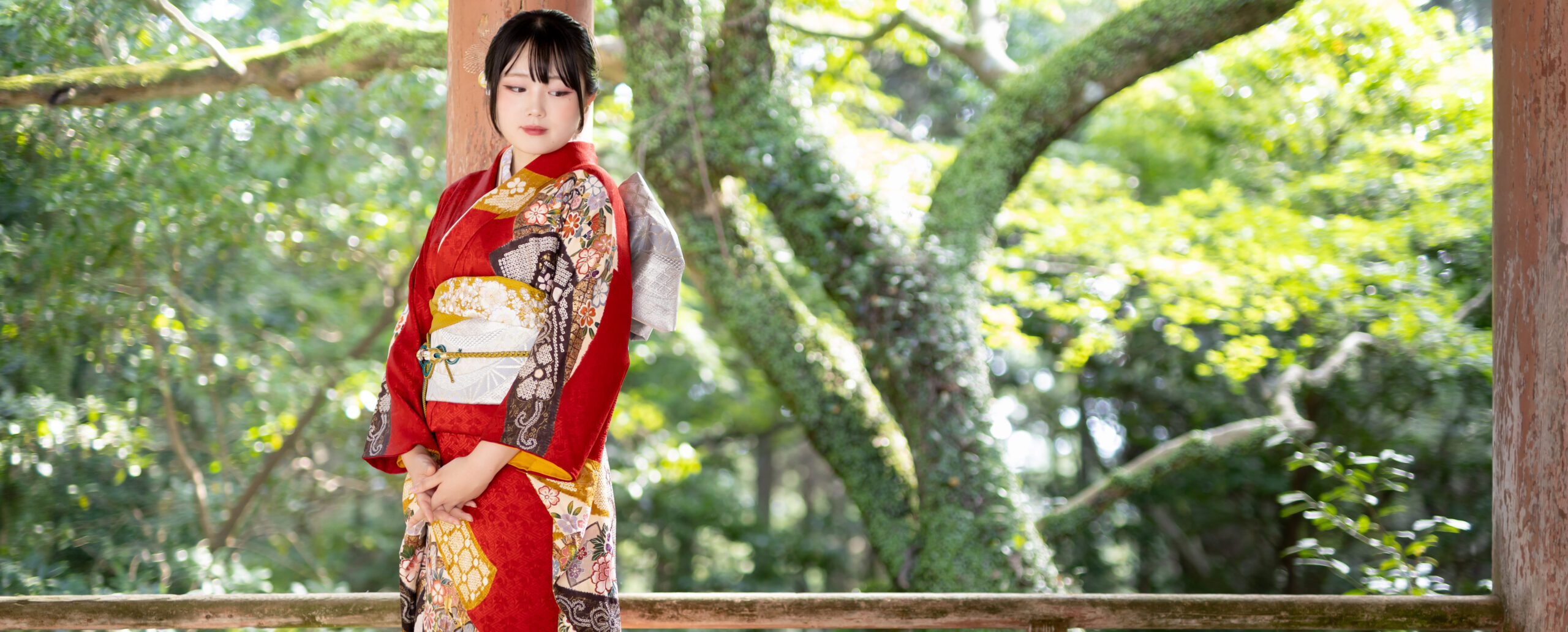 大分の神社で赤い振袖姿の成人女性を撮影した成人式前撮りロケーションフォト|Photostudio PASSION