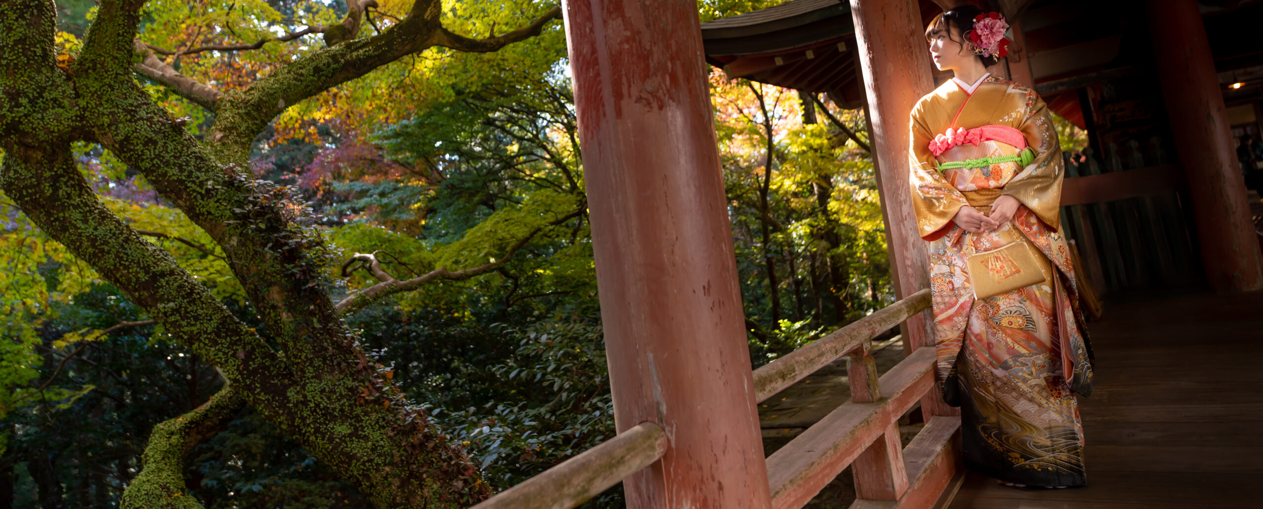 紅葉に囲まれた神社で振袖姿を撮影する成人式前撮りロケーションフォト|大分 Photostudio PASSION