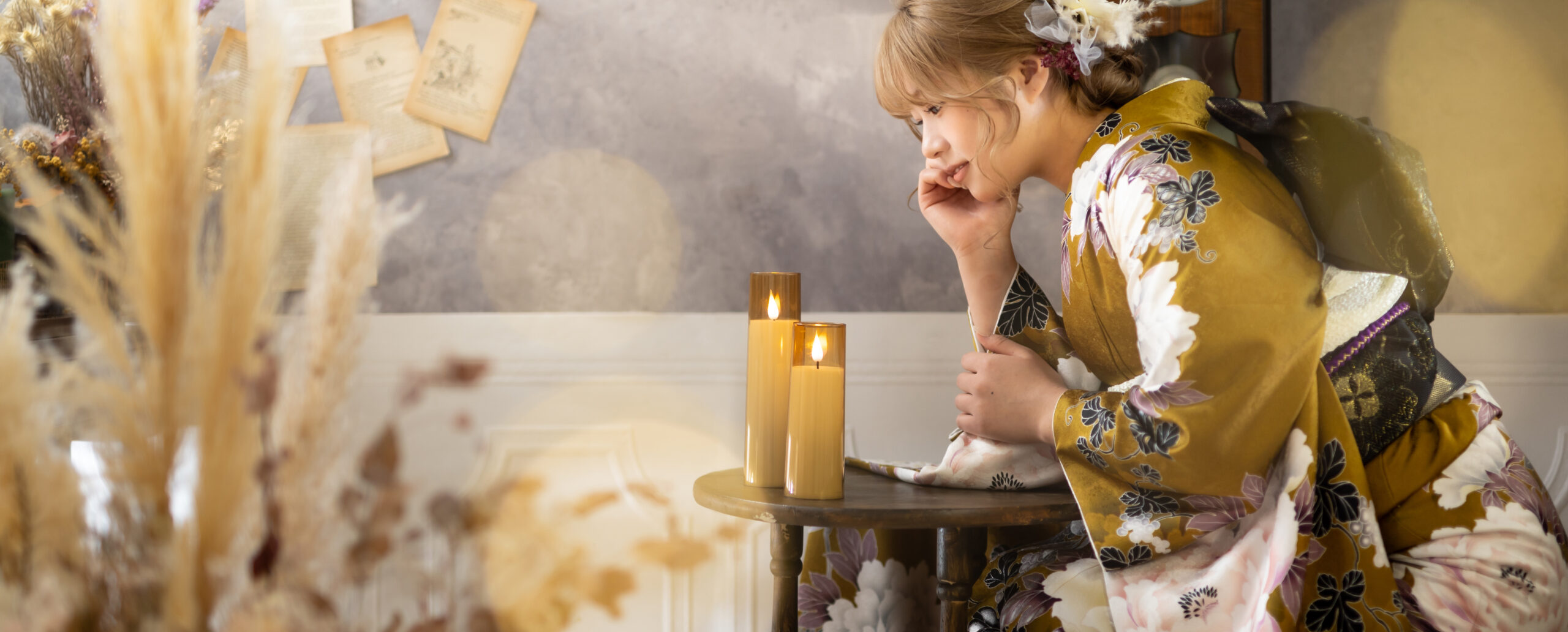 からし色の振袖を着てキャンドルを見つめる成人式前撮りのスタジオ写真|大分 Photostudio PASSION