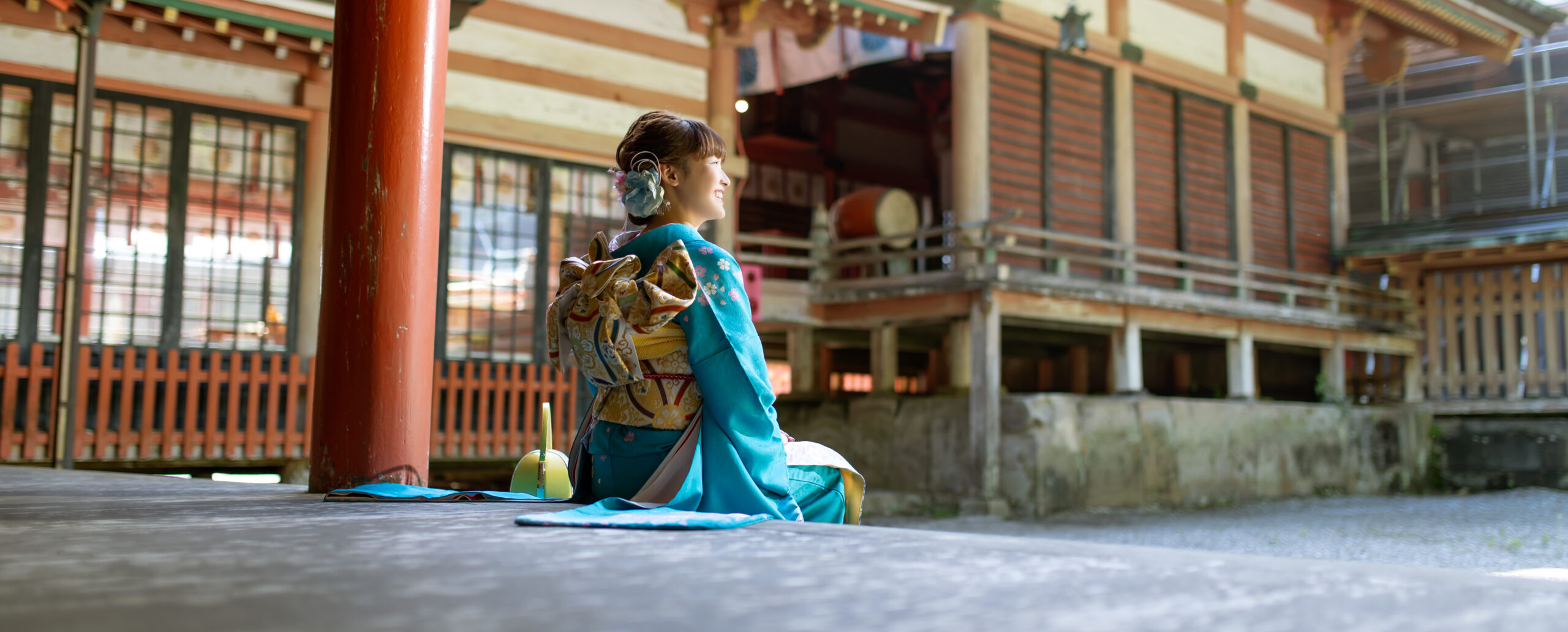 大分の柞原八幡宮で、鮮やかな青の振袖を着て大分市の柞原八幡宮で成人式の前撮りをする女性