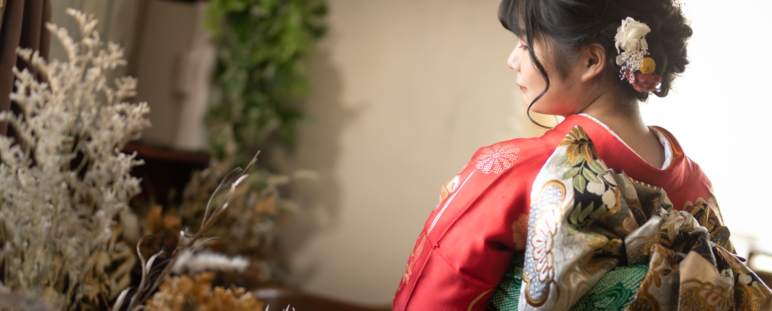 大分のPhotostudio PASSIONで、赤い振袖の帯結びと髪飾りを後ろ姿から撮影した成人式前撮り