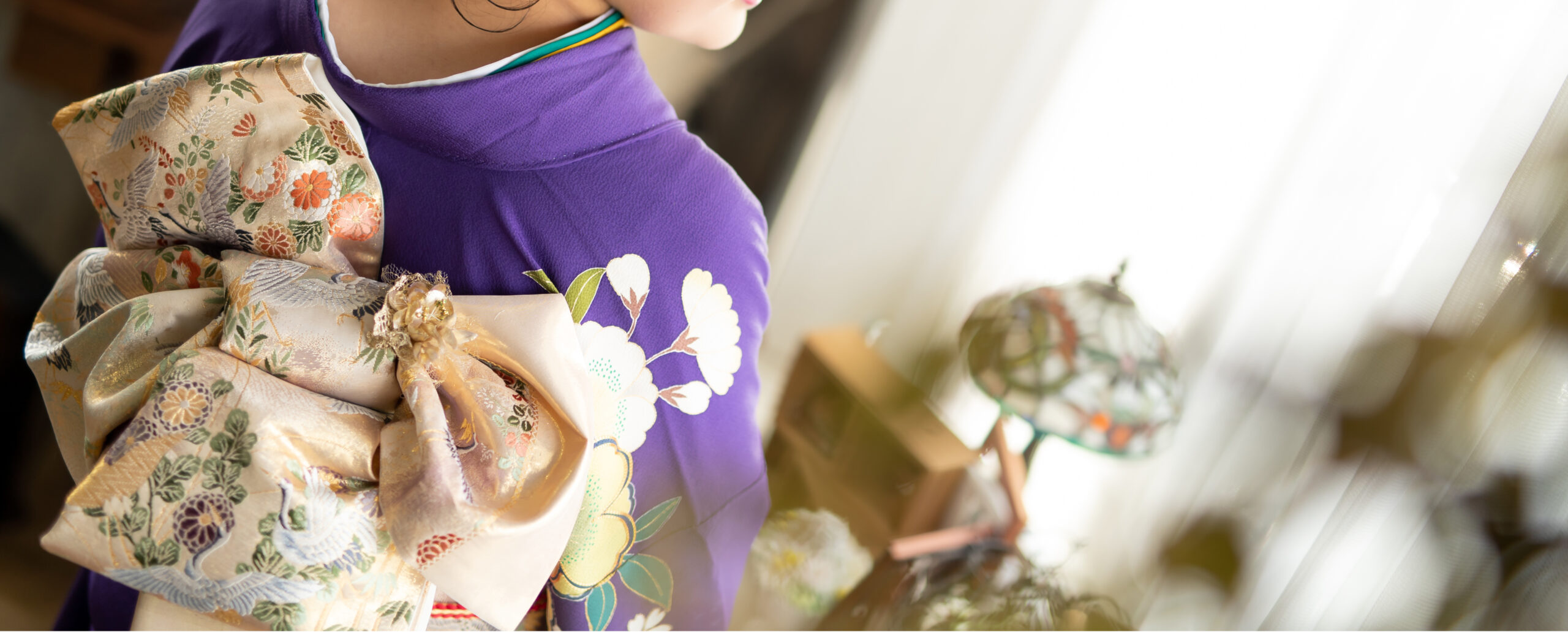紫の振袖と華やかな帯結びを後ろ姿から撮影した成人式前撮り|大分 Photostudio PASSION