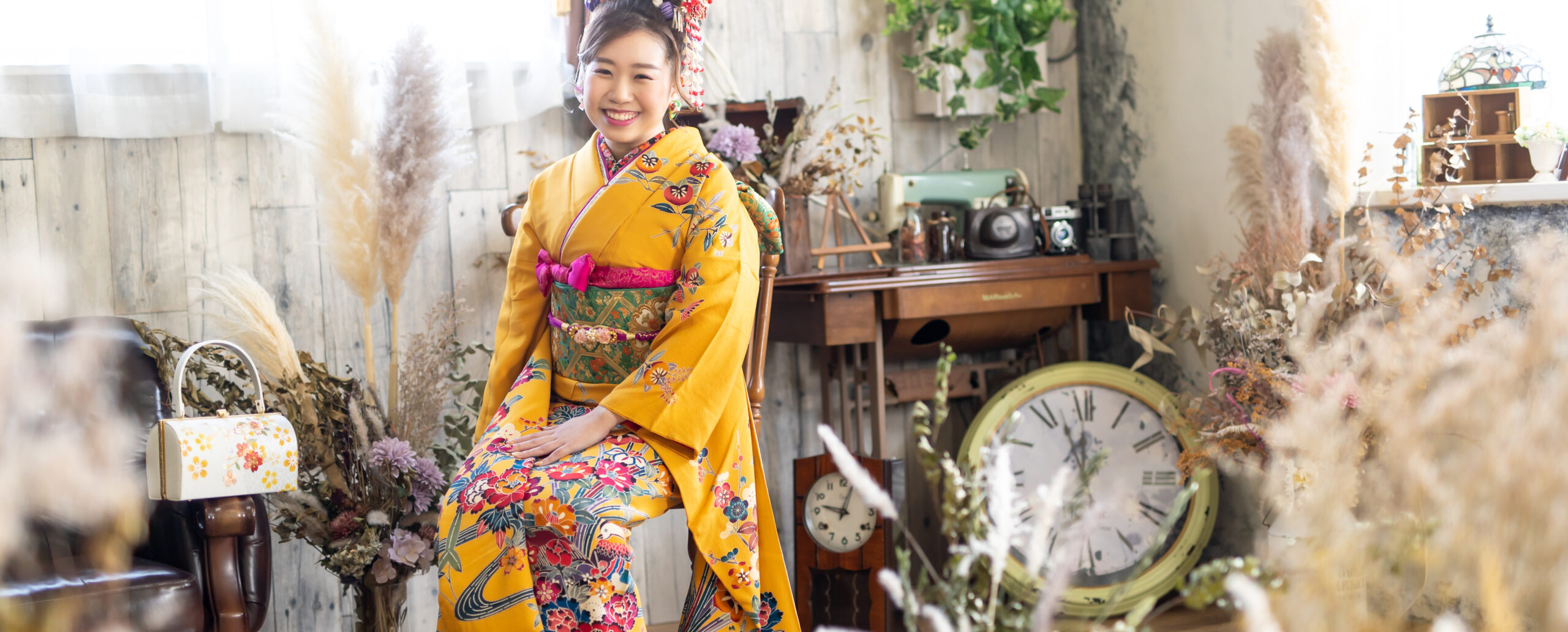 黄色の振袖を着て笑顔で座る成人式前撮りのスタジオ写真|大分 Photostudio PASSION ChatGPT は間違えることがあります。重要な情報は確認してください。